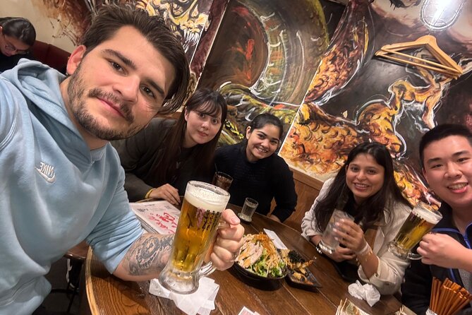 Tokyo: Shinjuku Bar Hopping & Night Walking Tour