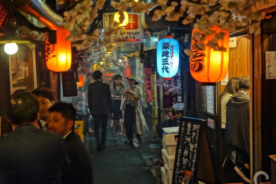 Tokyo: Shinjuku Bar Hopping with All-You-Can-Drink & Dinner