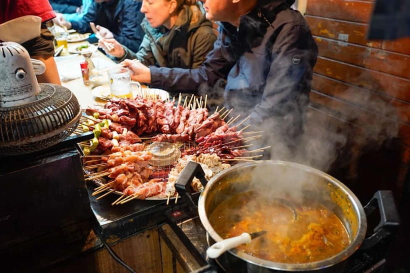 Tokyo: Shinjuku Golden Gai Bar Hopping Night Tour