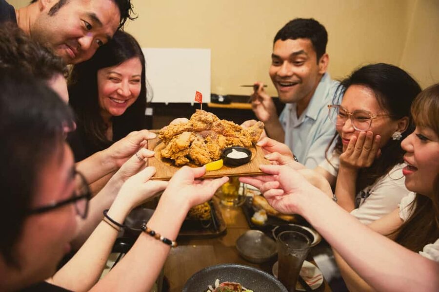 Tokyo: Shinjuku Izakaya and Golden Gai Bar Hopping Tour (2h) - Kabukicho under neon lights