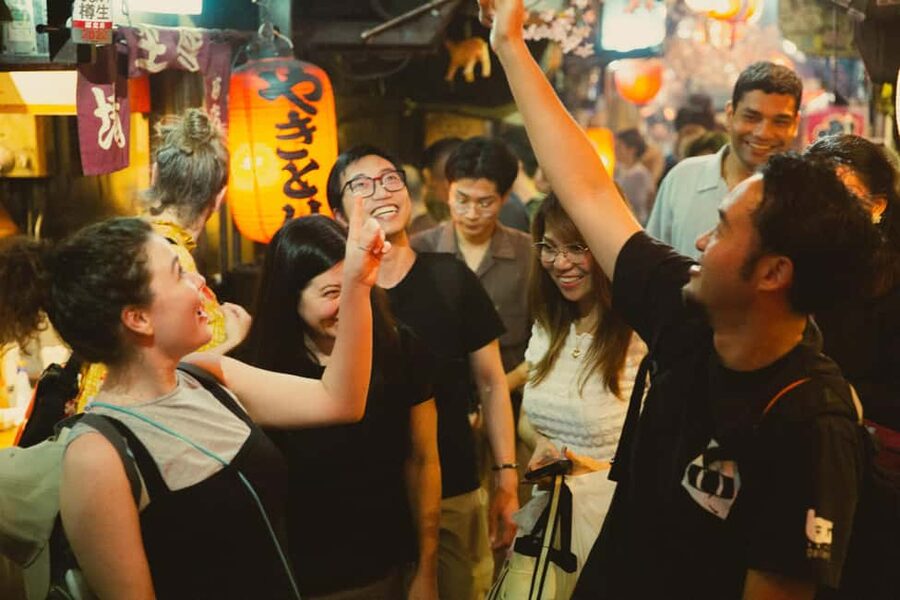 Tokyo: Shinjuku Izakaya and Golden Gai Bar Hopping Tour (2h) - What the guide adds to the evening