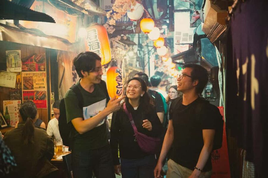Tokyo: Shinjuku Izakaya and Golden Gai Bar Hopping Tour (2h)