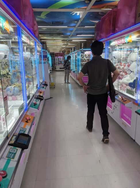 Tokyo Shinjuku : Private Walking Night Tour with Pachinko - What the private format changes
