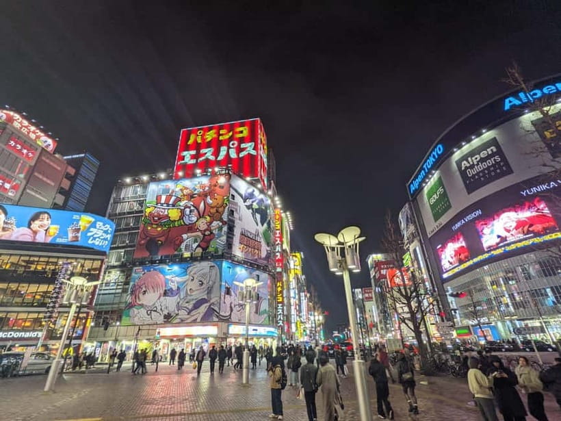 Tokyo Shinjuku : Private Walking Night Tour with Pachinko