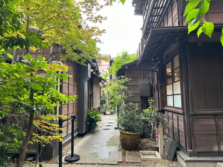 Tokyo:Stroll in Old traditional culture towns~Yanaka & Nezu - Nezu Shrine and the rhythm of Japanese worship