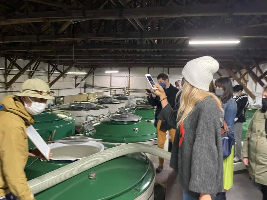 Tokyo: Toshimaya Sake Brewery Tour with Sake Tasting - Following sake from rice to bottle