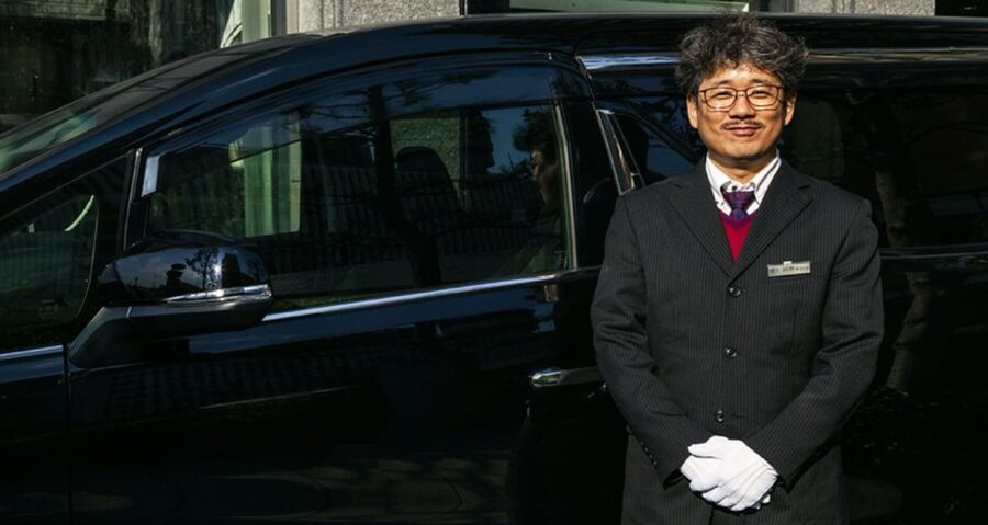 Tokyo Tower: Entry Ticket & Private Hotel Pickup Service - Arriving at the 333-meter tower