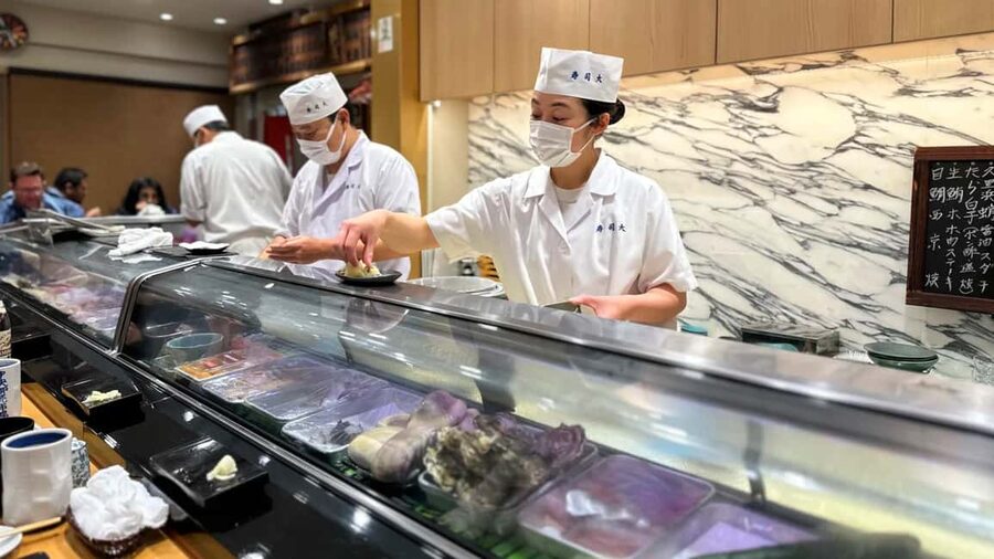 Tokyo: Toyosu Tuna Auction &Tsukiji Market Gourmet Adventure - Guides, audio equipment, and group rhythm