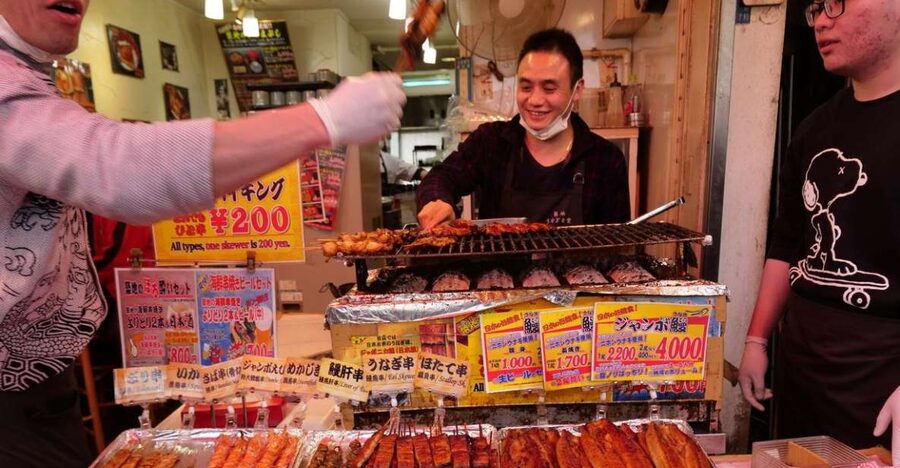 Tokyo: Tsukiji Fish Market Tour with 6 Stops & Seafood Lunch
