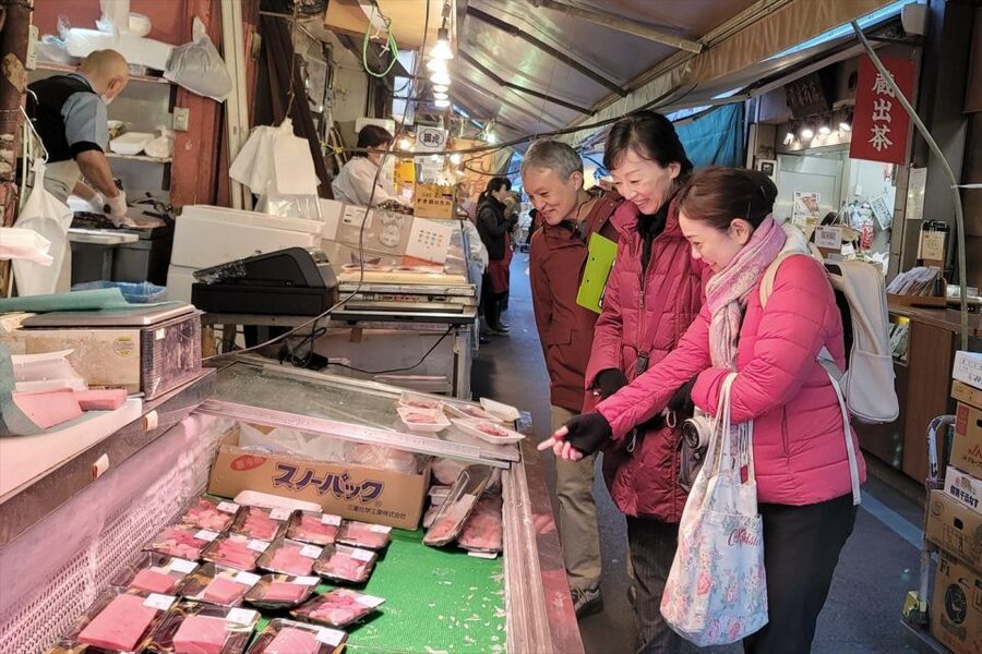 Tokyo: Tsukiji Market Guided Tour & Sushi-Making Experience - Reading Tsukiji’s Seafood Streets
