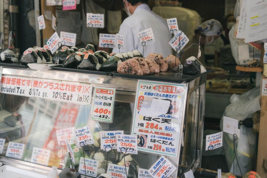 Tokyo: Tsukiji walk & sushi private tour with Uni Students - Tamagoyaki, sushi, and a proper lunch