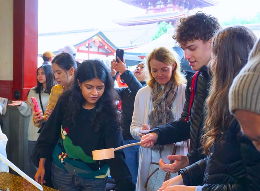Tokyo : Visite des temples d'Asakusa avec guide français - Omikuji, temizu et encens jokoro