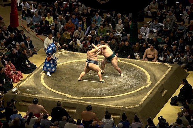 Ultimate Sumo Tournament: Tokyo, Osaka, Nagoya, Fukuoka - Adding chanko nabe after the matches