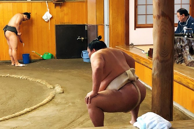 Watch Sumo Morning Practice at Stable in Tokyo - Meeting up and reaching the stable