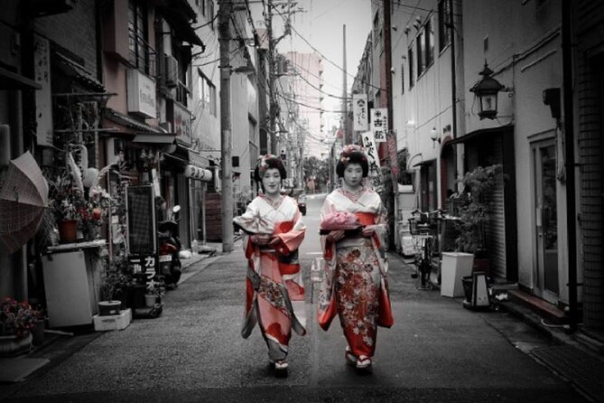 Watch the Young Geisha do their makeup and Get Ready! - Oshiroi makeup, explained as part of the ritual